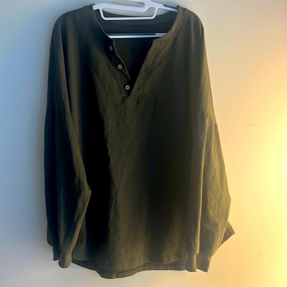Lolong Women’s Army Green Long Sleeved Pullover with Buttons Size XL NWOT